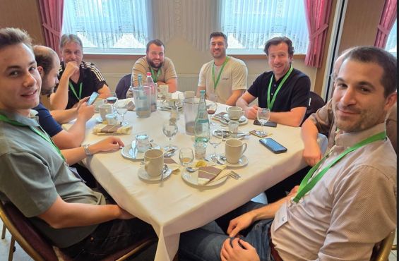Junge Kollegen aus der Grünen Branche beim Mittags-Lunch auf Einladung  der Firma agron.