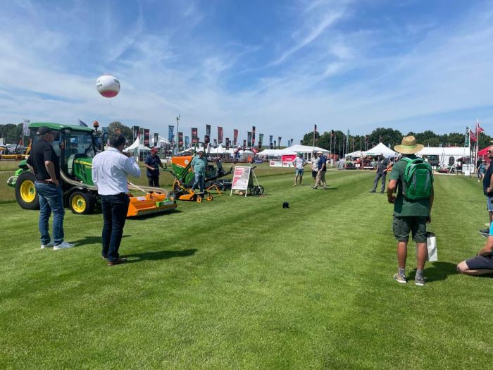 Technische Entwicklungen zum faunaschonenden Mähen fanden reges Interesse.