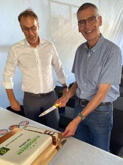 Auch dem Süßen nicht abgeneigt: Dr. Rainer Albracht (rechts) mit Johannes Kohnen (Fa. Agron)