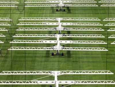 Gemäß den Messdaten erhalten die Rasenflächen, insbesondere in den geschossenen Stadien (Dome), die erforderlichen Lichteinheiten durch eine Vegetationsbelichtung (UT, 2026)