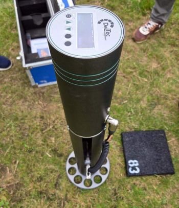 Fieldtester (DelTec Equipment) zur Ermittlung von Stoßabsorption, vertikaler Verformung und Energierückgabe bei Sportplatzbelägen.
