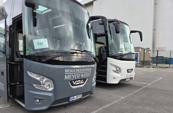 Exkursions-Busse am Parkplatz Meyer Werft.