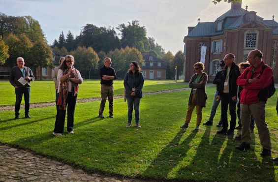 Begrüßung der Teilnehmer am Schloss Clemenswerth durch die Leiterin des Museums.