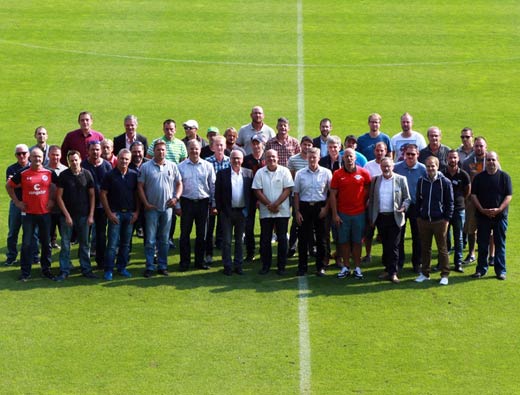 Gruppenfoto der Stadion-Greenkeeper aus der Bundesliga und 2. Bundesliga