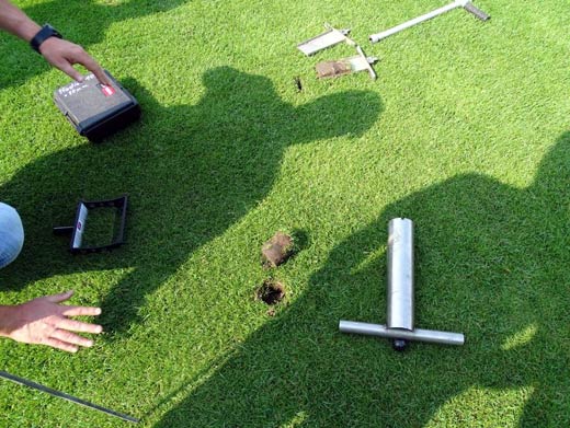 Prüfung der Rasennarbe mit Profilspaten