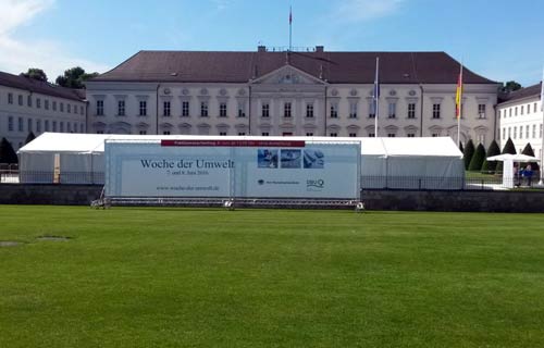 Außenansicht auf Schloss Bellevue mit Ankündigung der „Woche der Umwelt“.