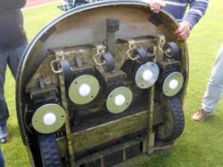 Fünf Schneideinheiten mit je drei kleinen Messern arbeiten unter dem Mähroboter.