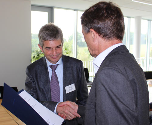 Prof. Dr. Andreas Bertram, Präsident der Hochschule Osnabrück, überreicht Prof. Dr. Wolfgang Prämaßing die Ernennungsurkunde für die Professur