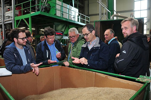 Abb. 3: DRG-Teilnehmer prüfen gereinigtes Gräser-Saatgut in der Lagerkiste.