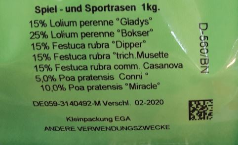 Grüne Saatgut-Etiketten bei Consumer-Rasenmischungen sind meist am Boden der Verpackung angebracht.