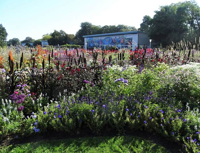 Spätsommerflor und denkmalgeschützter Pavillon im egapark BUGA Erfurt 2021