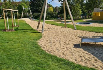 Strapazierrasen am Spielplatz Petersberg