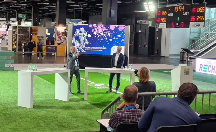 Vortrag in der Indoor Arena zum Thema „Recycling von Kunststoffrasen-Belägen“