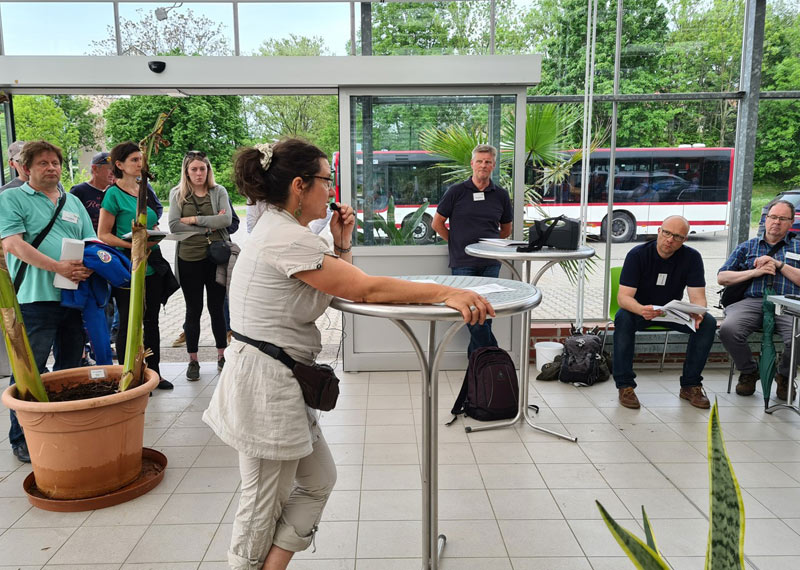 Frau Cornelia Pacalaj, LVG Erfurt, bei den Ausführungen zum Projekt „Klimarasen“.