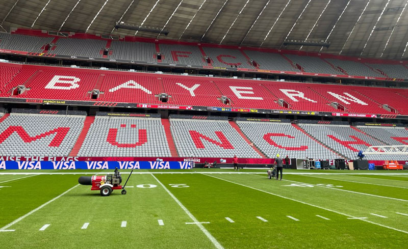 Markierungsarbeiten für das NFL-Ligaspiel in der Allianz-Arena. 