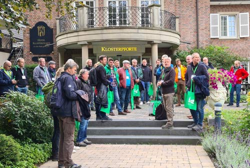 DRG-Teilnehmergruppe zur Begrüßung durch den Vorsitzenden, Dr. Harald Nonn, am Hoteleingang Klosterpforte. 