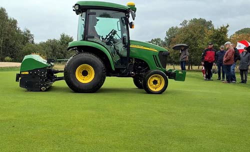 Die regelmäßige mechanische Bearbeitung mit „Needle Tines, zur Öffnung der Grünsoberfläche, zählt auf der Golfanlage Brückhausen zur Standardpflege. 