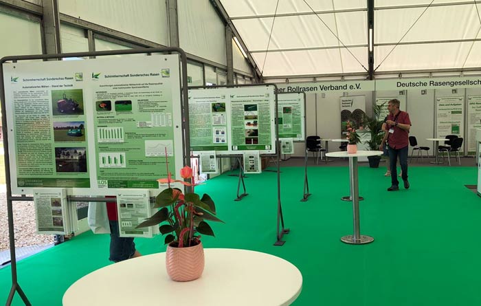 Aufbau der Poster-Präsentation im Rasenkompetenzzelt bei der demopark 2023.