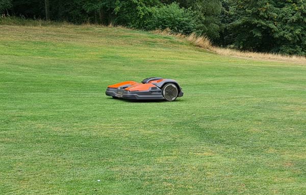 CEORA-Mähroboter im Einsatz auf dem Fairway.