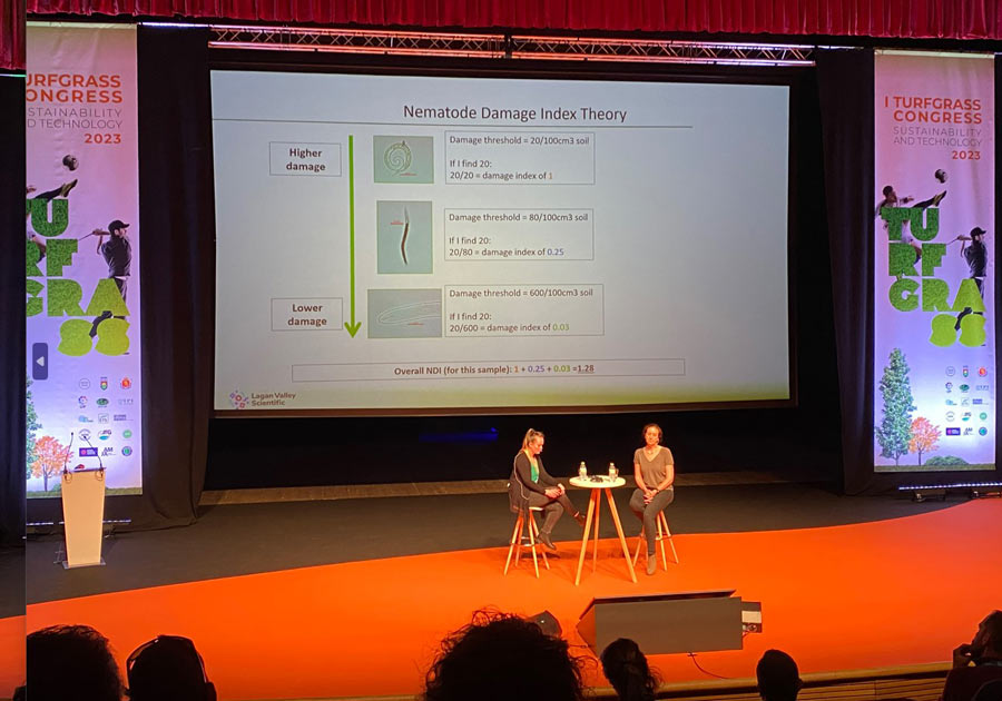 Abb.2: Fachvortrag im Dual-Modus von Dr. Kate Entwistle und Dr. Deborah Cox zur Thematik Schaderreger im Rasen. Foto: F. Lord