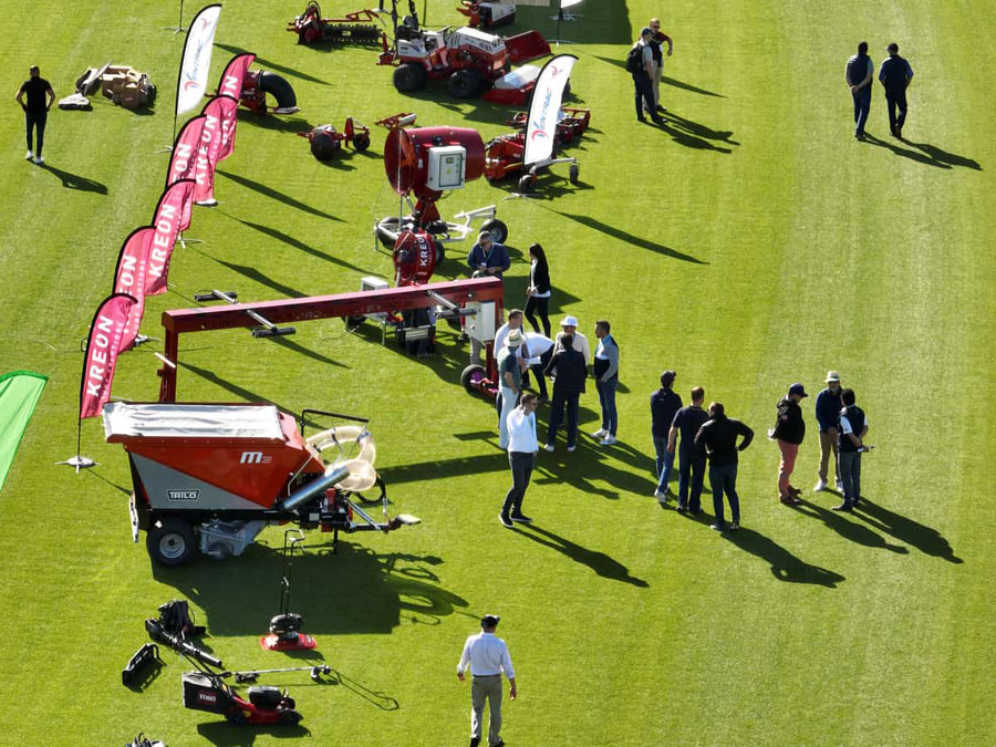 Abb.4: Maschinen-Präsentation auf dem Rasengelände. Foto: Novogreen Cespes