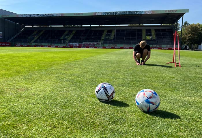 Prüfung der Ball-Roll-Strecke und der Qualität der Narbenzusammensetzung  bei einem Rasenspielfeld für ein potenzielles „Base-Camp“.