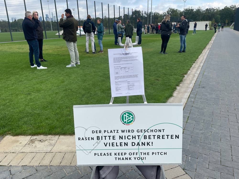 Versuch mit C4-Gräsern auf dem DFB-Campus.