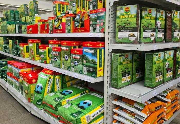 Umfangreiches Angebot an Rasenmischungen im Gartencenter Fachmarkt.