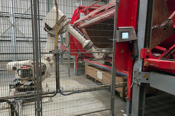 Die Saatgutkisten werden vollautomatisch per Roboter gereinigt.