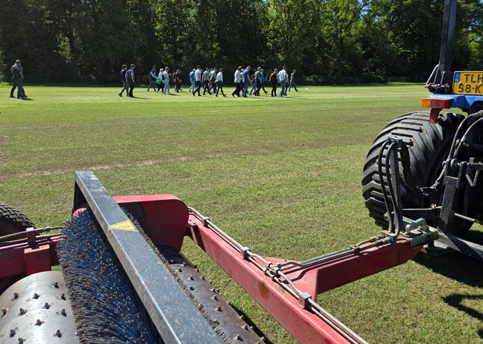 Zu Prüfung der Strapazierfähigkeit von Rasengräsern wird die Doppel-Stollenwalze regelmäßig eingesetzt.