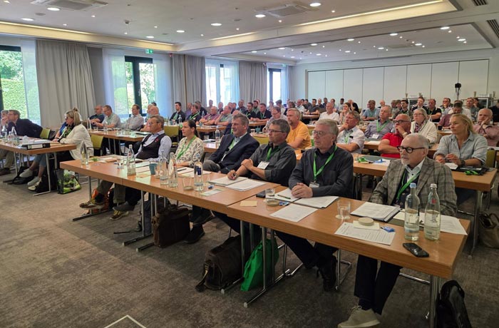 Blick in den guten besetzten Vortragsraum des 137. DRG-Rasenseminars.