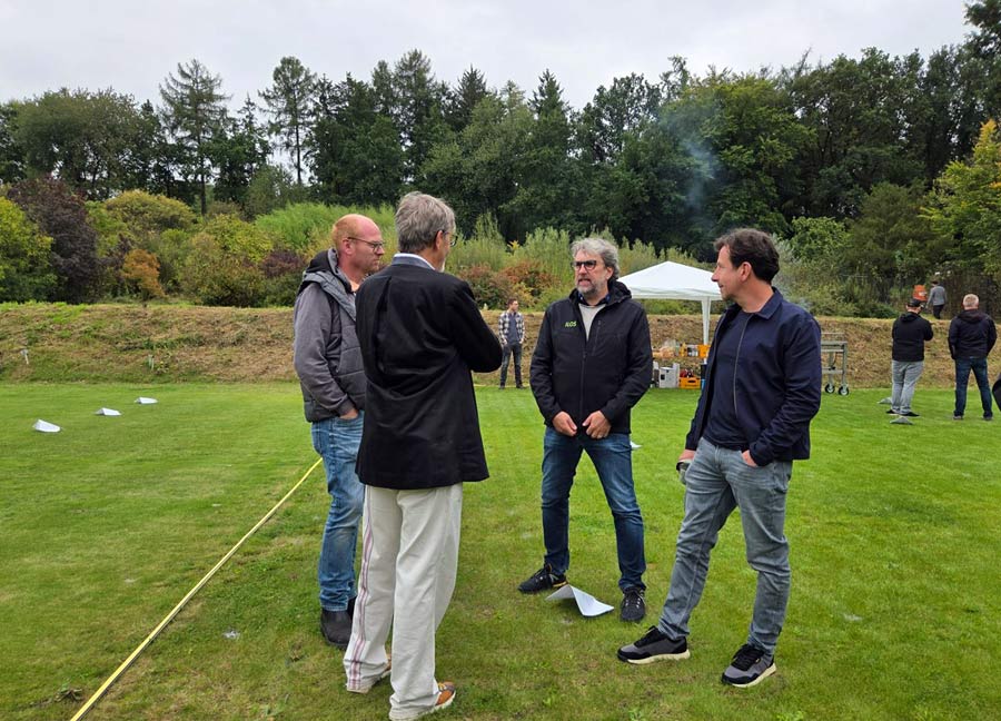 Prof. Martin Thieme-Hack (Mitte) im Austausch mit Fachkollegen vom Deutschen Rollrasenverband DRV.