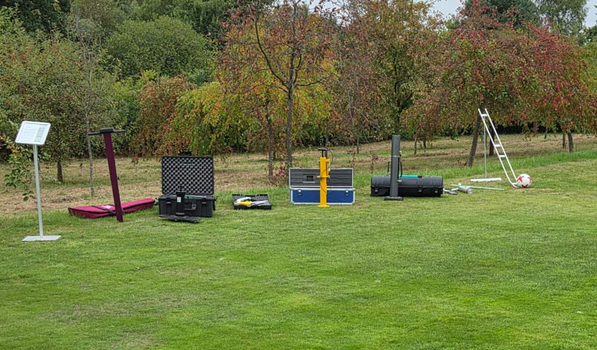 Messgeräte zur Erfassung der Qualitätskriterien bei Sport- und Hybridrasenflächen.