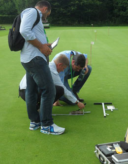 Prüfung der Rasenqualität bei Fach-Exkursion anlässlich 4. ETS-Konferenz.
