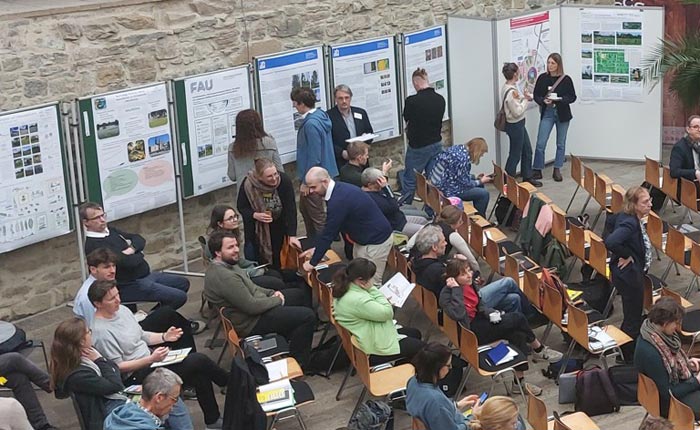 Vortragsraum Kanonenhof des Gartenbaumuseums in Erfurt mit Poster Ausstellung im Rahmen des 9. FLL-Forschungsforums 2025.