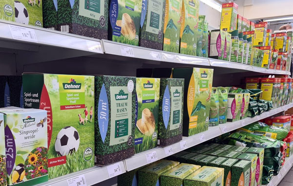 Vielfältiges Angebot an Rasenmischungen im Gartencenter Fachmarkt.