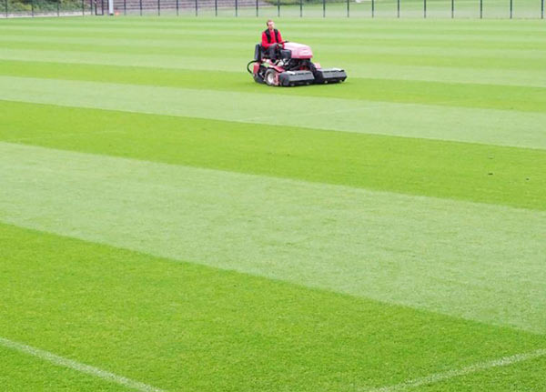 Mähen auf dem Sportplatz ist Präzisionsarbeit