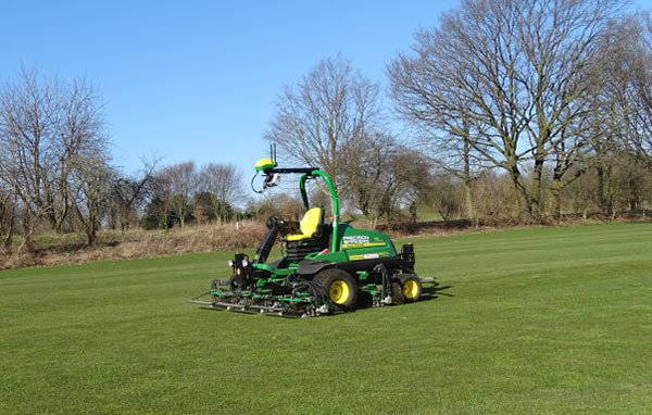 Autonomes Mähen auf dem Fairway.