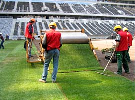 Verlegen der Jumbo-Rolle in der Allianz Arena München