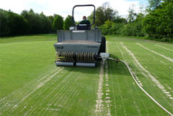 Sandinjektion auf dem Golfgrün mit dem „Top Changer“.