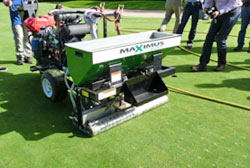 Sandinjektion auf dem Golfgrün mit dem „DryJect-Gerät“.