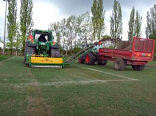 Abfräsen der Rasennarbe mit dem Koro Field Topmaker