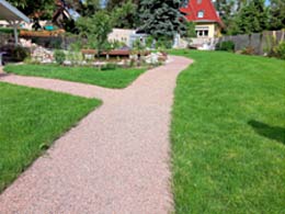 Als Begrenzung zum Weg dient eine Metallborde. 