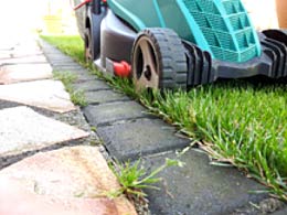 Die Räder drücken den Rasen herunter und es bleibt immer etwas stehen. 