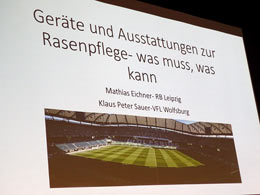 Praxis-Anforderungen an die Geräteausstattung für die Pflege von Stadionrasen.