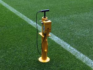 Clegghammer in Arbeitsposition auf einem Stadionrasen.