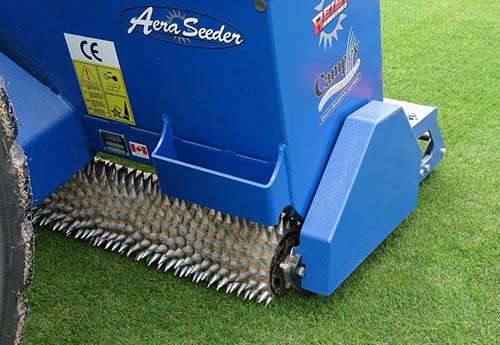 Spikeseeder für die flächige Nachsaat von Rasenflächen