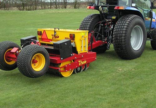 Doppereihiges Schlitzsaatgerät für die Rasennachsaat