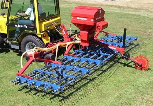 Rasenstriegel mit pneumatischer Saateinrichtung