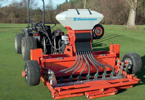 Universalgerät „Terra Float Air“ zur Rasenregemneration mit pneumatischer Saattechnik.